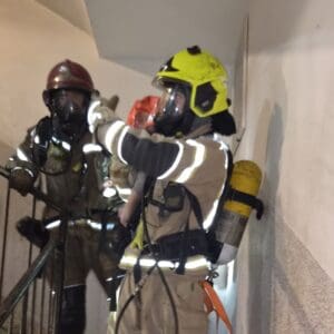 שריפה בחיפה: 6 דיירים חולצו מבניין בוער, בהם תינוק בן שנה - חילוץ תינוק בתוך ברדס מיוחד 26/9/26 (צילום: כבאות והצלה לישראל)