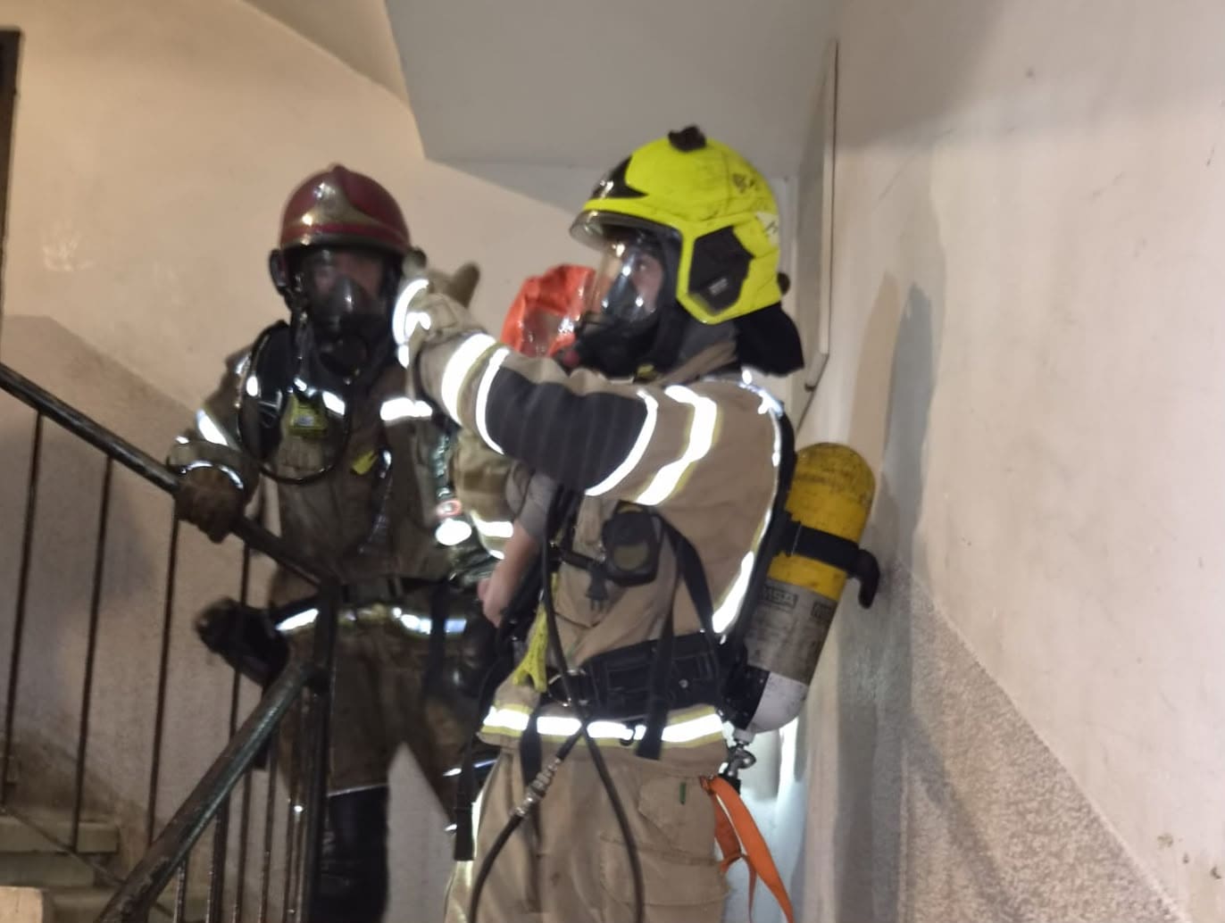 שריפה בחיפה: 6 דיירים חולצו מבניין בוער, בהם תינוק בן שנה - חילוץ תינוק בתוך ברדס מיוחד 26/9/26 (צילום: כבאות והצלה לישראל)