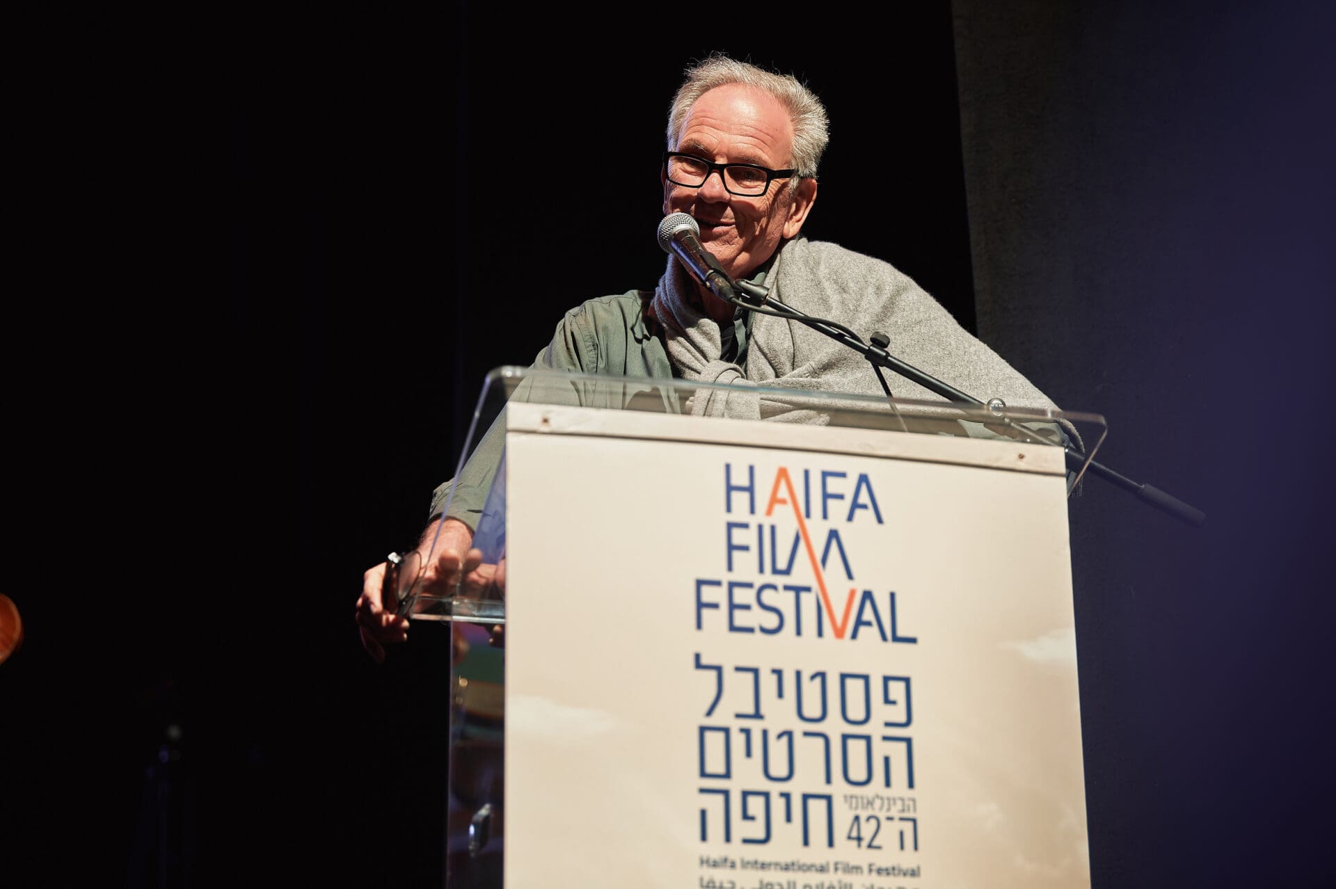 אבי נשר בנאום מרגש לרגל הענקת פרס מפעל חיים - פתיחת פסטיבל הסרטים ה-42 בחיפה (צילום: שרון לייבל)