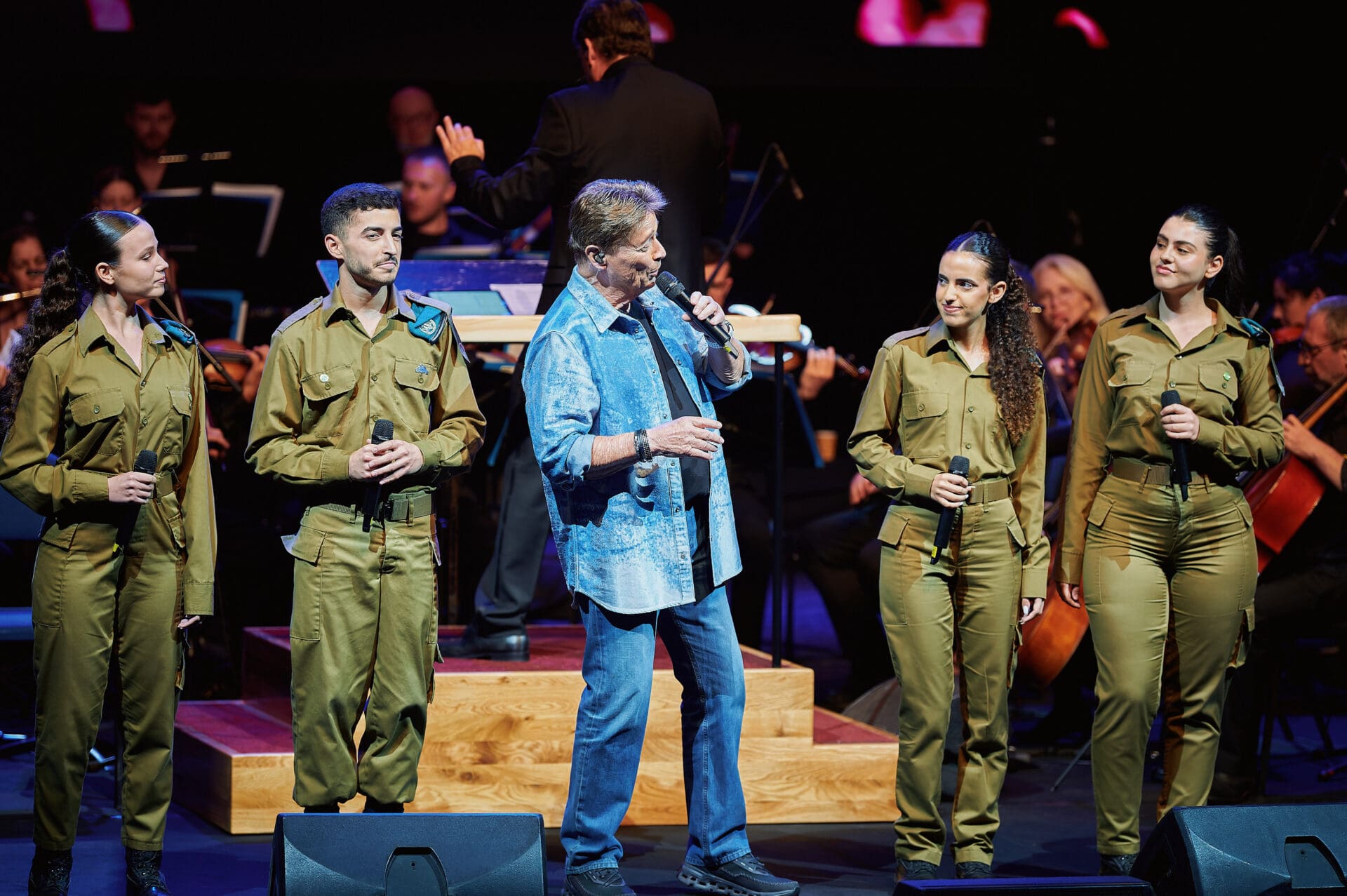להקת אגף התקשוב - הדר בטש, ירין חגי, עומר כרמי ולינוי מילר וששי קשת במחווה לאבי נשר - פתיחת פסטיבל הסרטים ה-42 בחיפה (צילום: שרון לייבל)