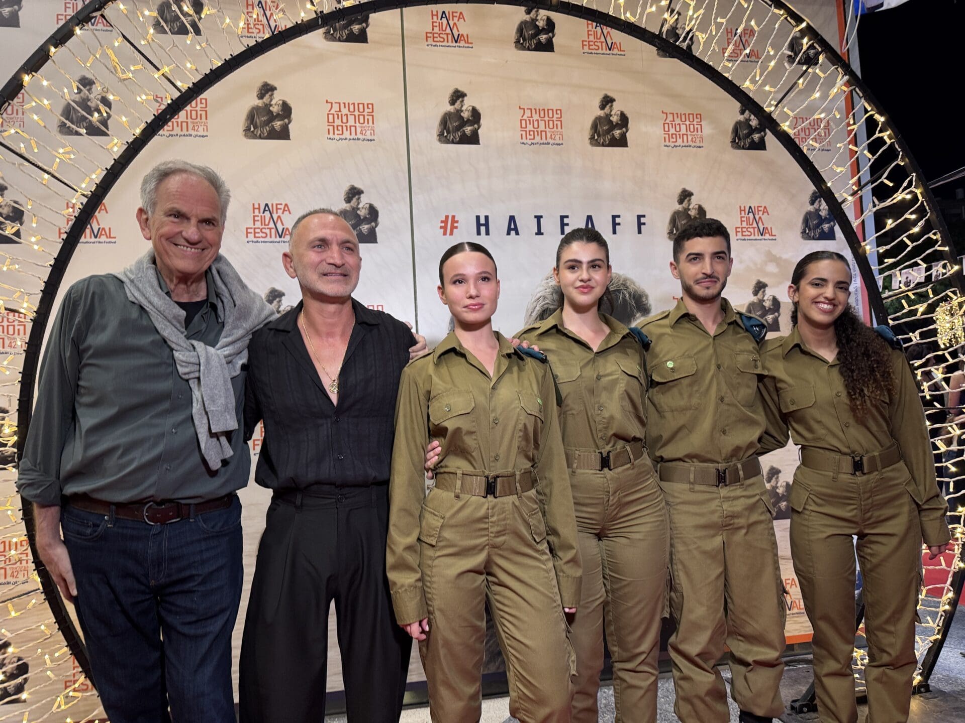 סגירת מעגל: זמרי להקת אגף התקשוב - ירין חגי, עומר כרמי, הדר בטש ולינוי מילר , לצידם של שלום מיכאלשווילי ואבי נשר - מחווה לסרט ״הלהקה״ (צילום: ירון כרמי)