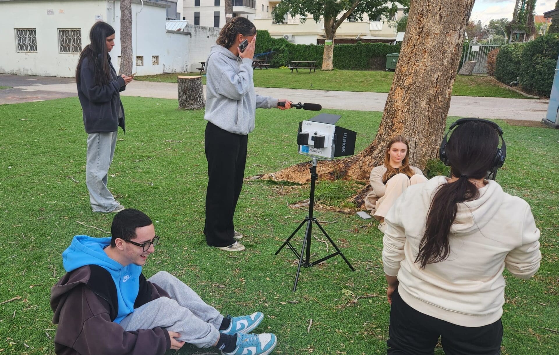 ״בעיניים עצומות״: תלמידי תיכון קריית חיים יצרו סרט על פוסט־טראומה מ-7 באוקטובר - מימין לשמאל- ליהי וולך, שחר מזרחי, עמית חקו, שירה מלר. רכזת מגמת תקשורת וקולנוע, תיכון קרית חיים 28/9/26 (צילום: מיטל טיבי)