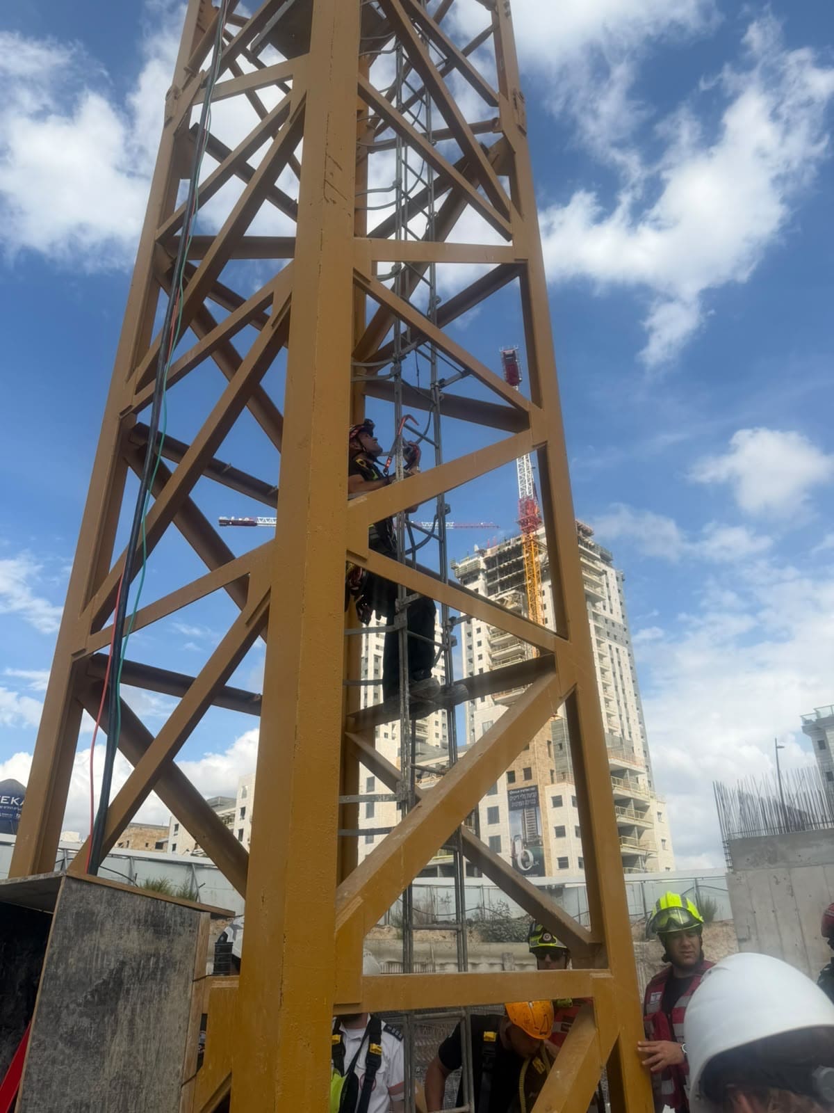 מנופאי איבד הכרתו בגובה 50 מטרים וחולץ בקריית ביאליק 29/9/26