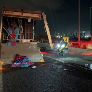 תאונה קשה בחיפה: גבר נפצע באורח קשה בהתנגשות בין שתי משאיות תאונה קשה בחיפה: גבר נפצע באורח קשה בהתנגשות בין שתי משאיות 29/9/26 (צילום: תיעוד מבצעי מד״א)
