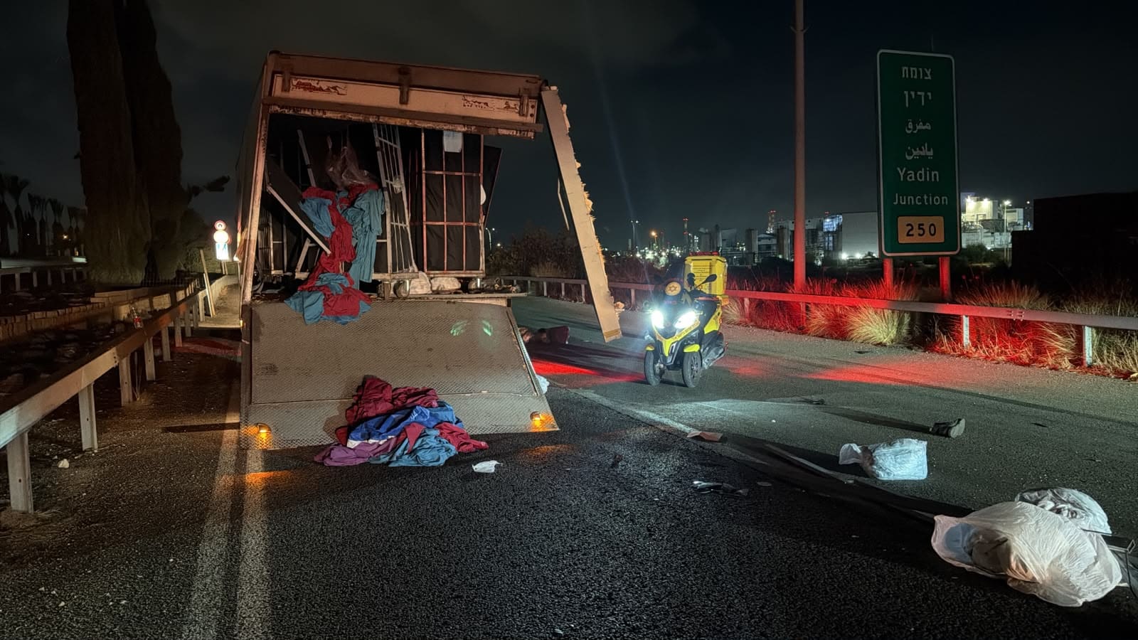 תאונה קשה בחיפה: גבר נפצע באורח קשה בהתנגשות בין שתי משאיות 29/9/26 (צילום: תיעוד מבצעי מד״א)