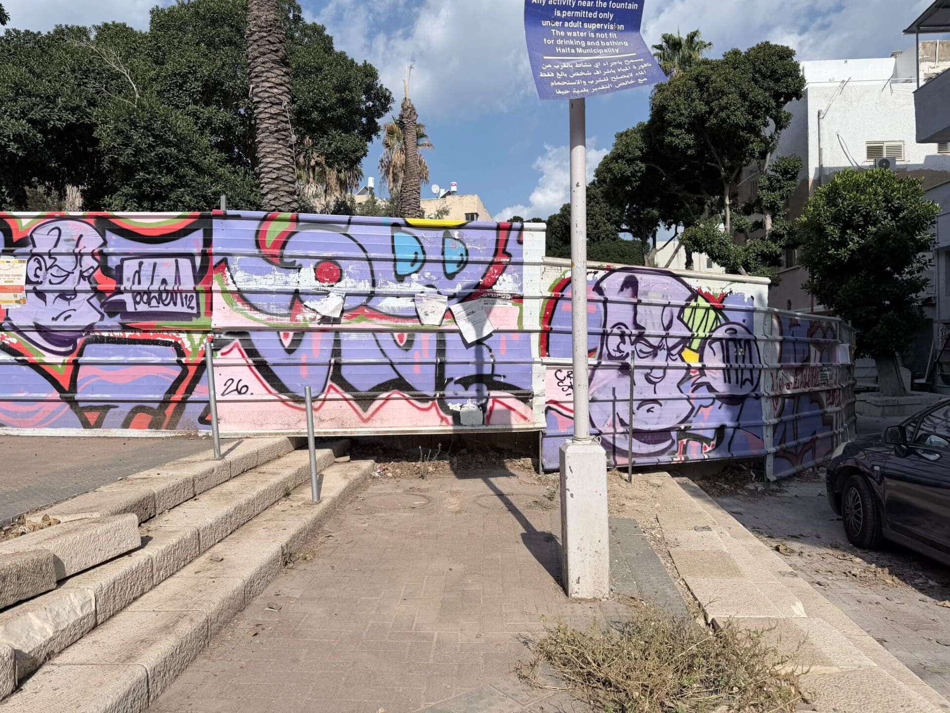 המרחב בין הבניין וגן בנימין (צילום: מיכל גרובר)