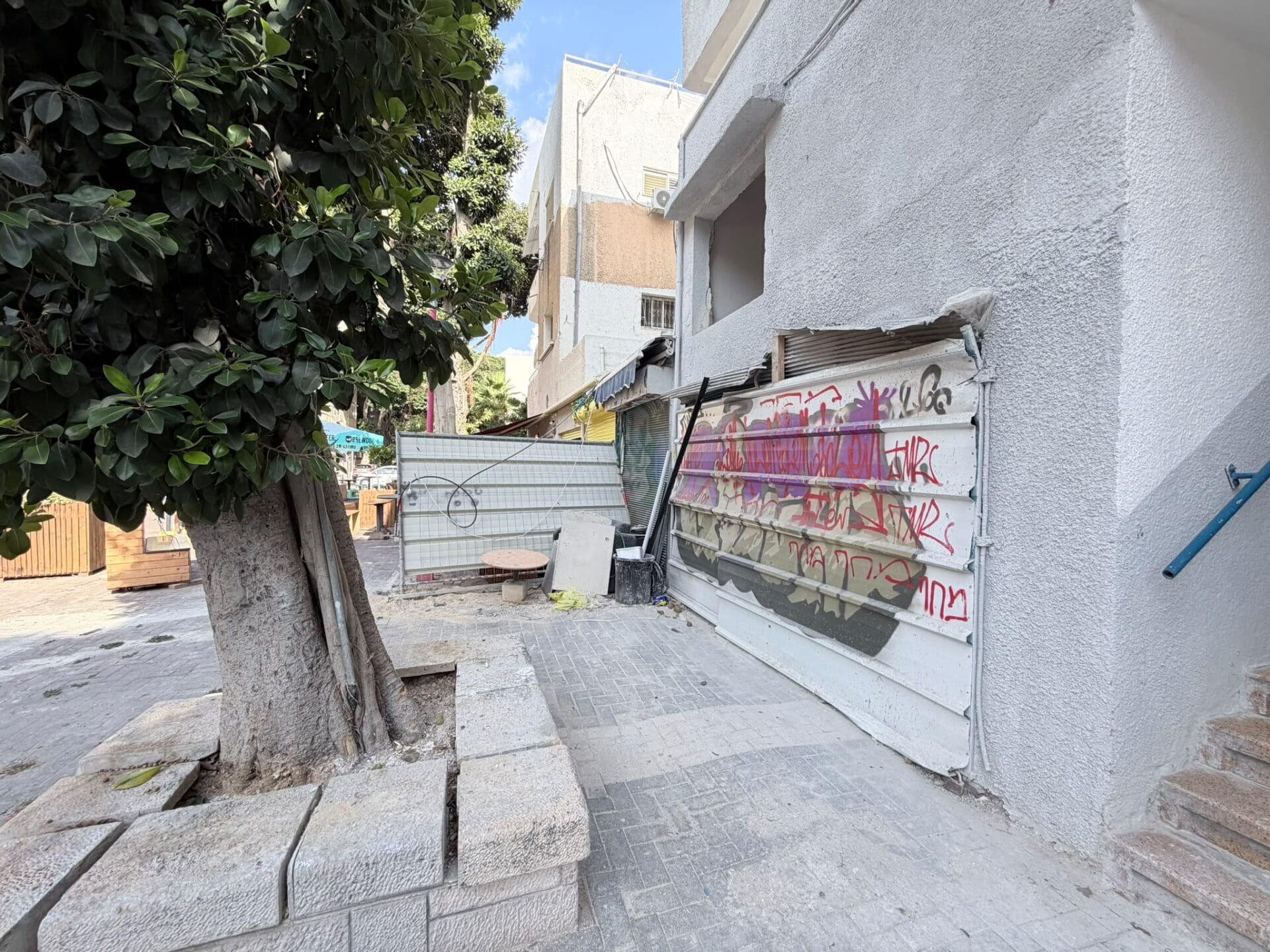 חזית הבניין המשוקם עם הגרפיטי וההזנחה (צילום: מיכל גרובר)