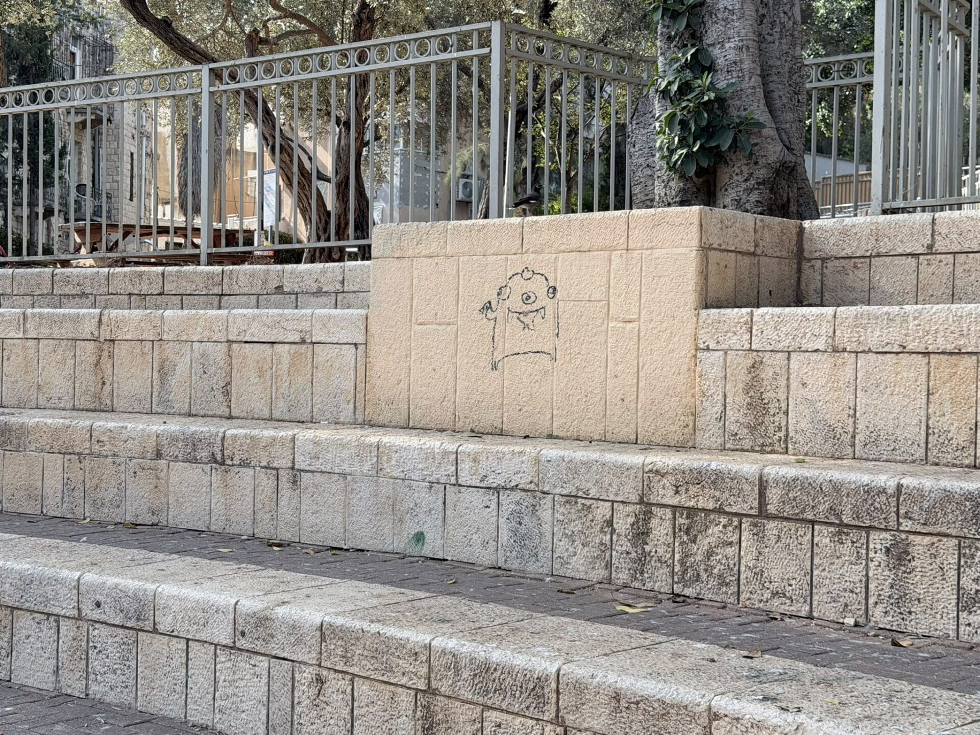 תושבים מציירים גרפיטי כרצונם בכניסה לגן בנימין (צילום: מיכל גרובר)