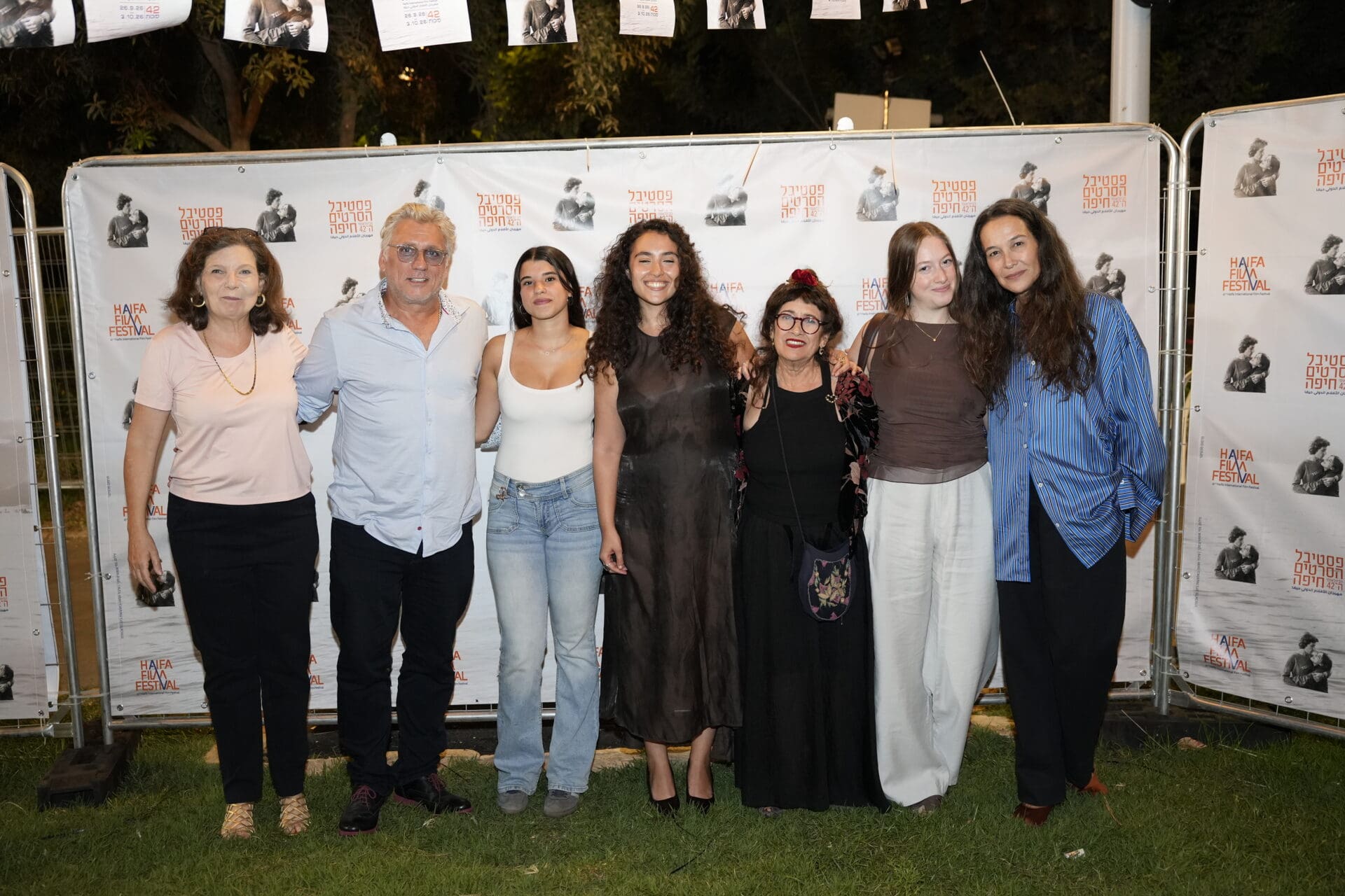 "סימנים כחולים"- פסטיבל הסרטים ה-42 חיפה - שחקנים וחלק מצוות הסרט (צילום: תאיר זרגרי)