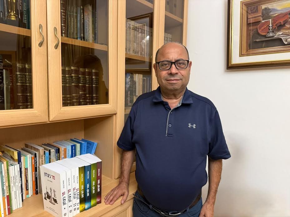 עמנואל בן סבו עם שמונה ספרים שנכתבו בשלוש שנות המלחמה (צילום: טליה בן סבו)