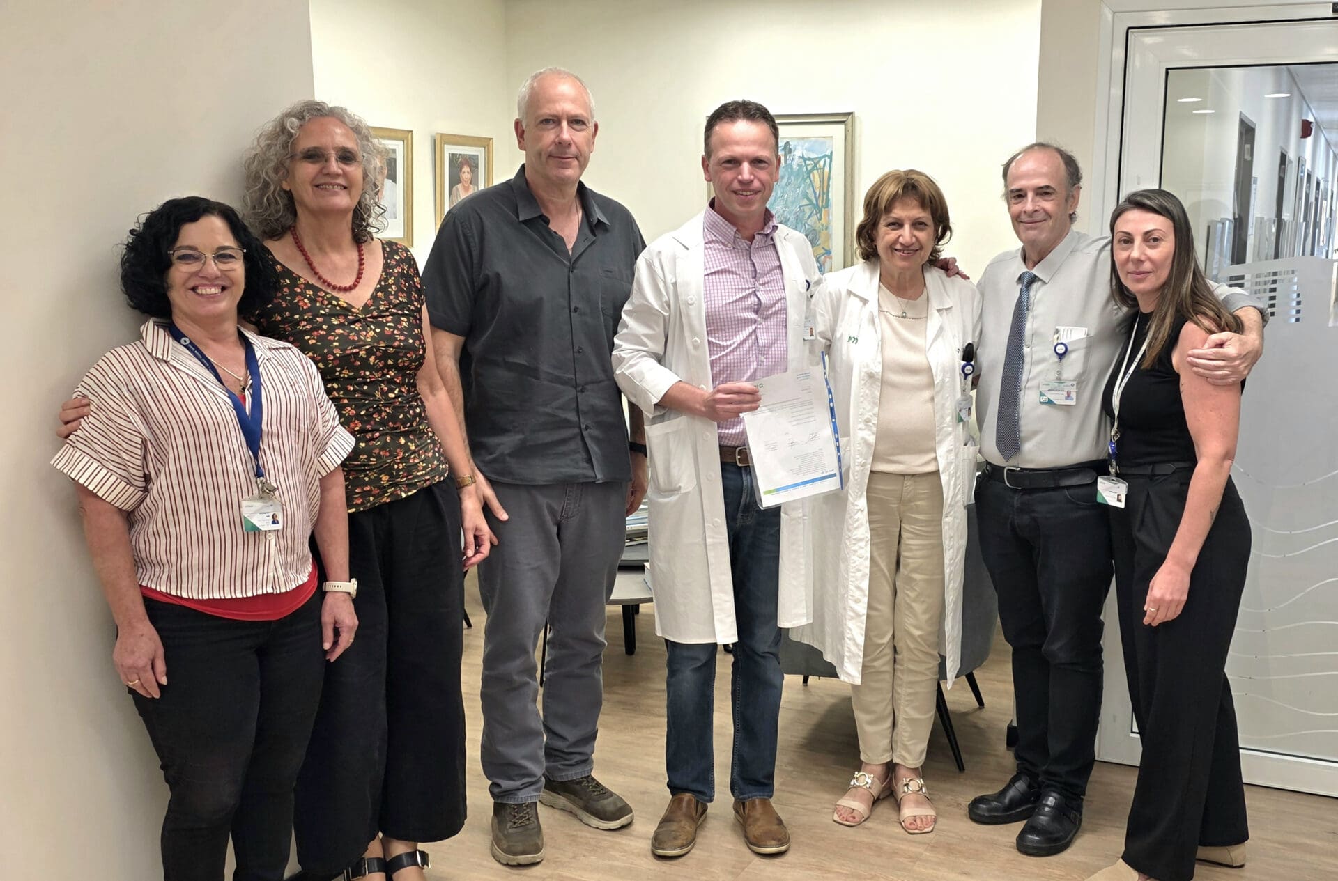 ד"ר רויטמן עם הנהלת ביה"ח בקבלת המינוי (צילום: אלי דדון)