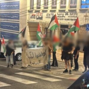 15 מפגינים פרו-פלסטינים נעצרו במושבה הגרמנית בחיפה • פלסטין משוחררת” ו„מוות ליהודים” הפגנה פרו פלסטינית בחיפה - 15 עצורים 1/10/26 (צילום: משטרת ישראל)