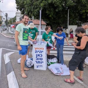 תנועת "משנים כיוון" פועלת ברחובות חיפה לעידוד ההצבעה בבחירות לכנסת (צילום: יחצ תנועת משנים כיוון)