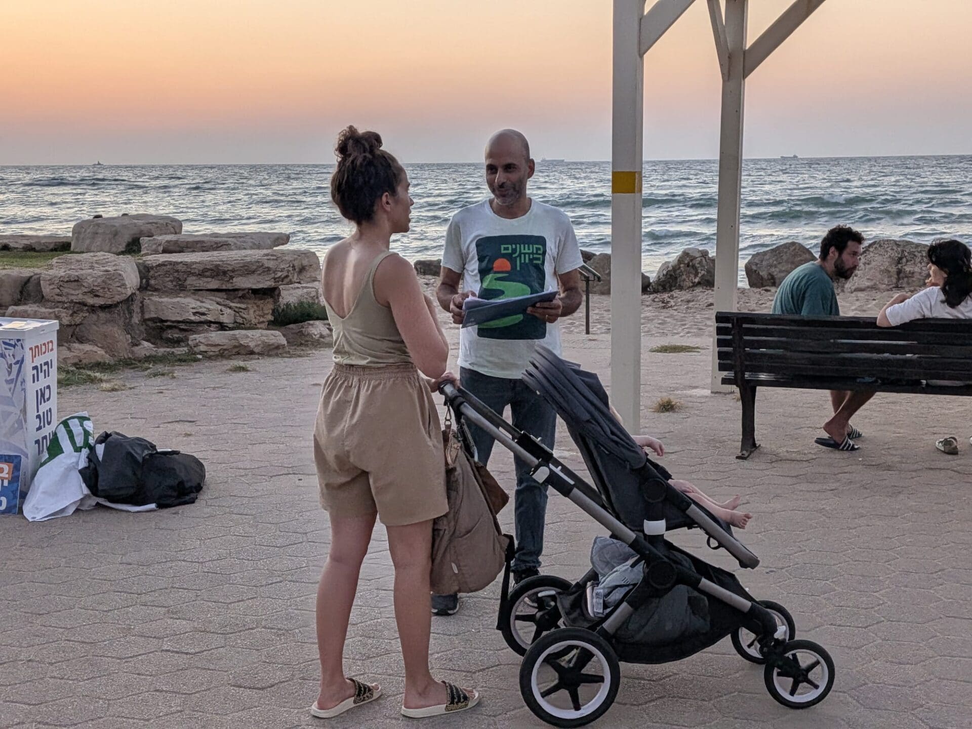 תנועת "משנים כיוון" פועלת ברחובות חיפה לעידוד ההצבעה בבחירות לכנסת (צילום: יחצ תנועת משנים כיוון)