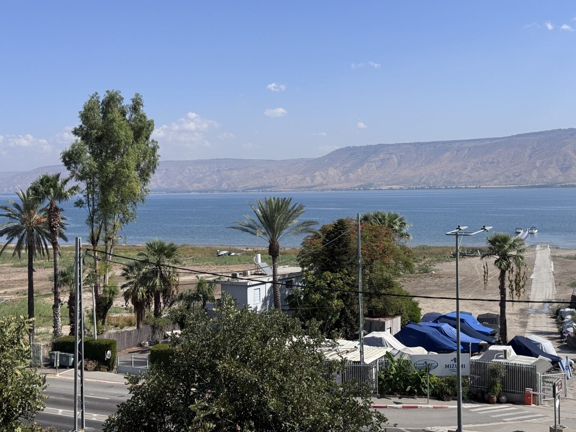 הכנרת ריקה: האמבה הרחיקה את המתרחצים והסירות מהאגם - 3 באוקטובר 2026 (צילום: ירון כרמי)