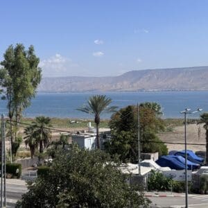 הכנרת ריקה: האמבה הרחיקה את המתרחצים והסירות מהאגם - 3 באוקטובר 2026 (צילום: ירון כרמי)