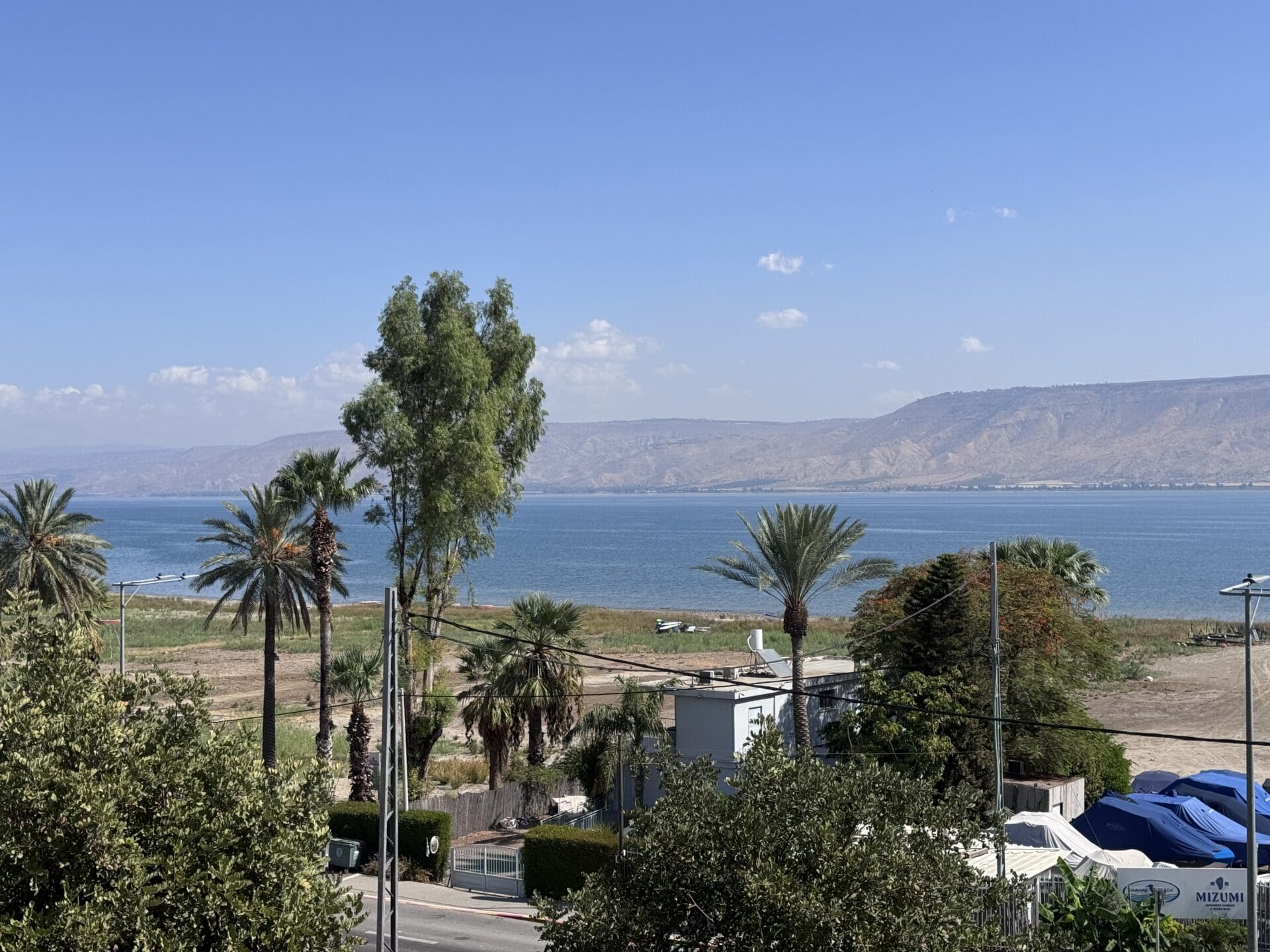 הכנרת ריקה: האמבה הרחיקה את המתרחצים והסירות מהאגם - 3 באוקטובר 2026 (צילום: ירון כרמי)