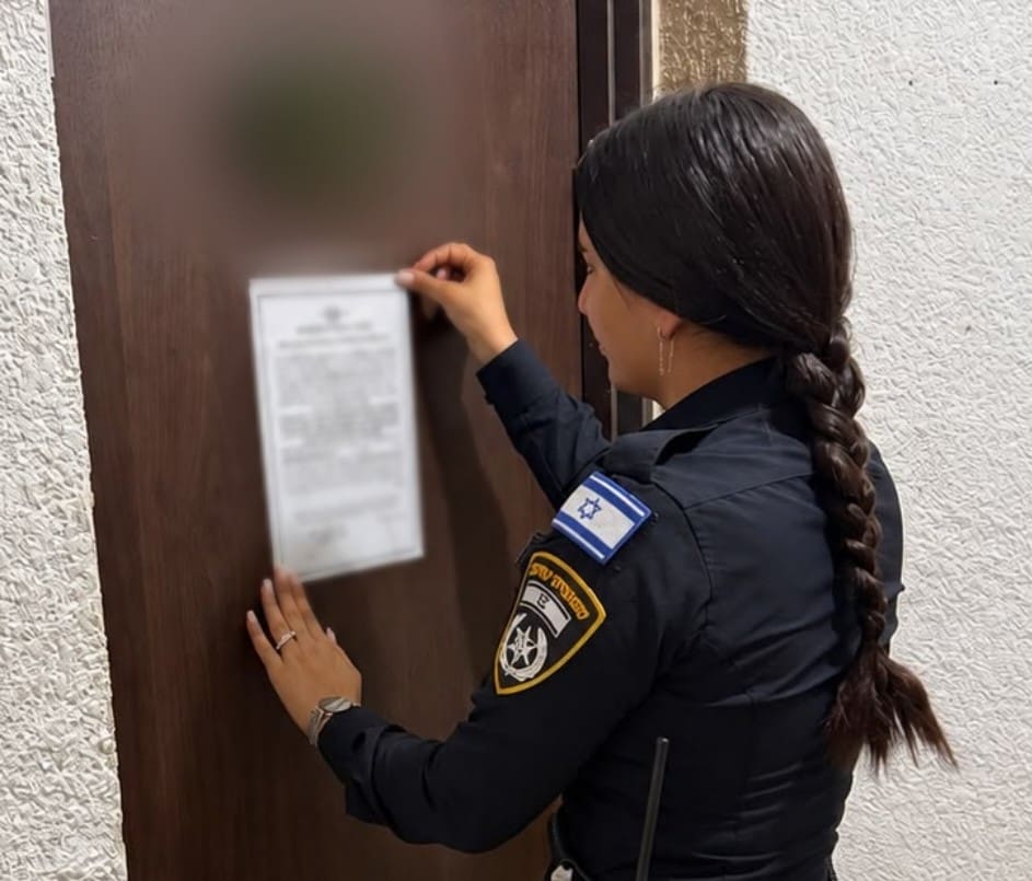 צו סגירה לדירות שימשו כבית בושת וכקזינו (צילום: משטרת ישראל)