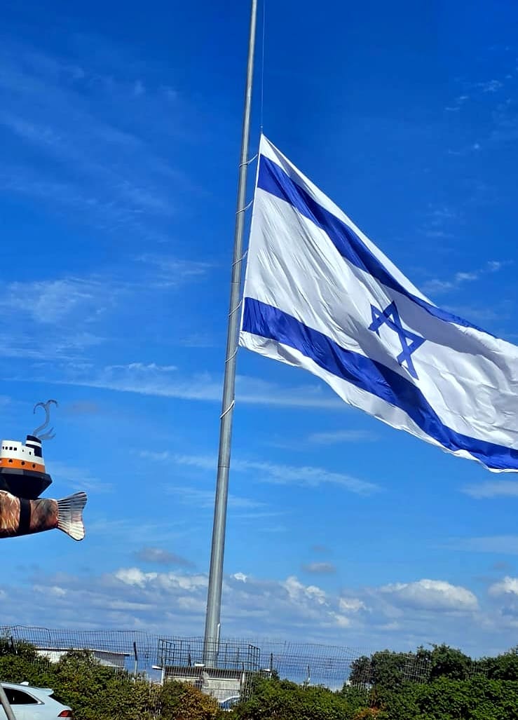 דגל ישראל הענק של חיפה הורד לחצי התורן • ביום של דמעות, זיכרון וגבורה 3 שנים לאירועי ה-7 באוקטובר (צילום: יוסף (ג'ו) הירש).