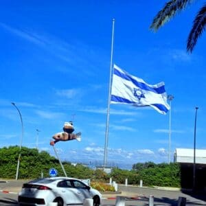 דגל ישראל הענק של חיפה הורד לחצי התורן • ביום של דמעות, זיכרון וגבורה 3 שנים לאירועי ה-7 באוקטובר ומלחמת "חרבות ברזל" דגל ישראל הענק של חיפה הורד לחצי התורן • ביום של דמעות, זיכרון וגבורה 3 שנים לאירועי ה-7 באוקטובר (צילום: יוסף (ג'ו) הירש).