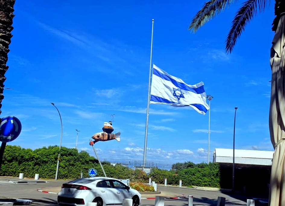 דגל ישראל הענק של חיפה הורד לחצי התורן • ביום של דמעות, זיכרון וגבורה 3 שנים לאירועי ה-7 באוקטובר (צילום: יוסף (ג'ו) הירש).