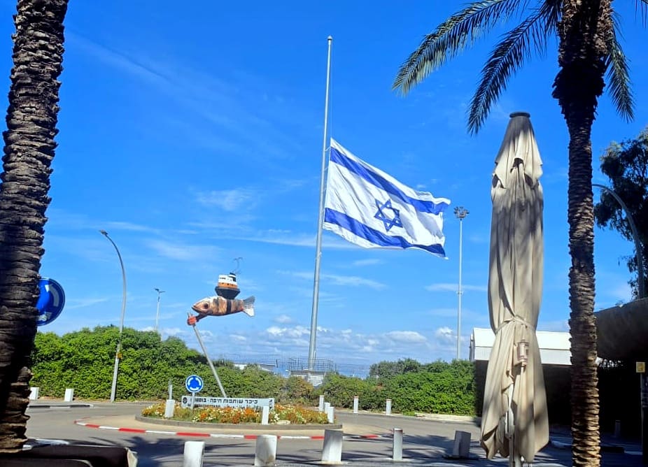 דגל ישראל הענק של חיפה הורד לחצי התורן • ביום של דמעות, זיכרון וגבורה 3 שנים לאירועי ה-7 באוקטובר (צילום: יוסף (ג'ו) הירש).