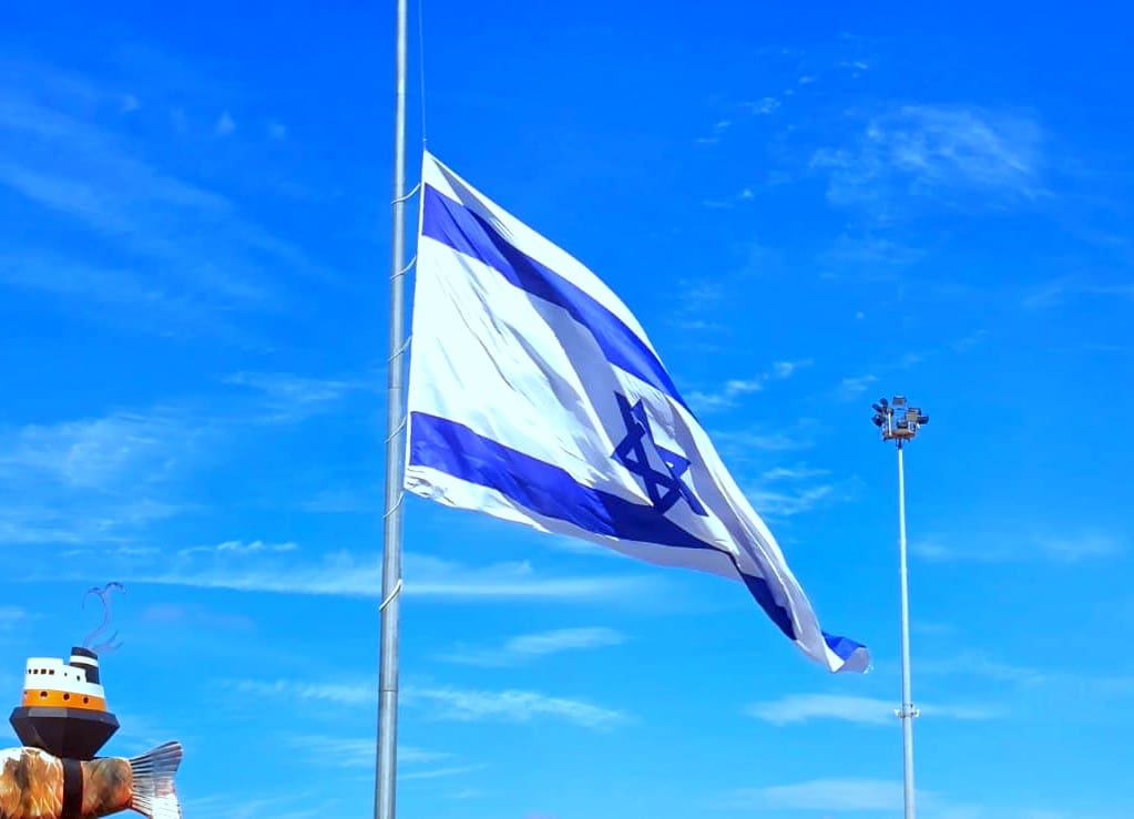 דגל ישראל הענק של חיפה הורד לחצי התורן • ביום של דמעות, זיכרון וגבורה 3 שנים לאירועי ה-7 באוקטובר (צילום: יוסף (ג'ו) הירש).