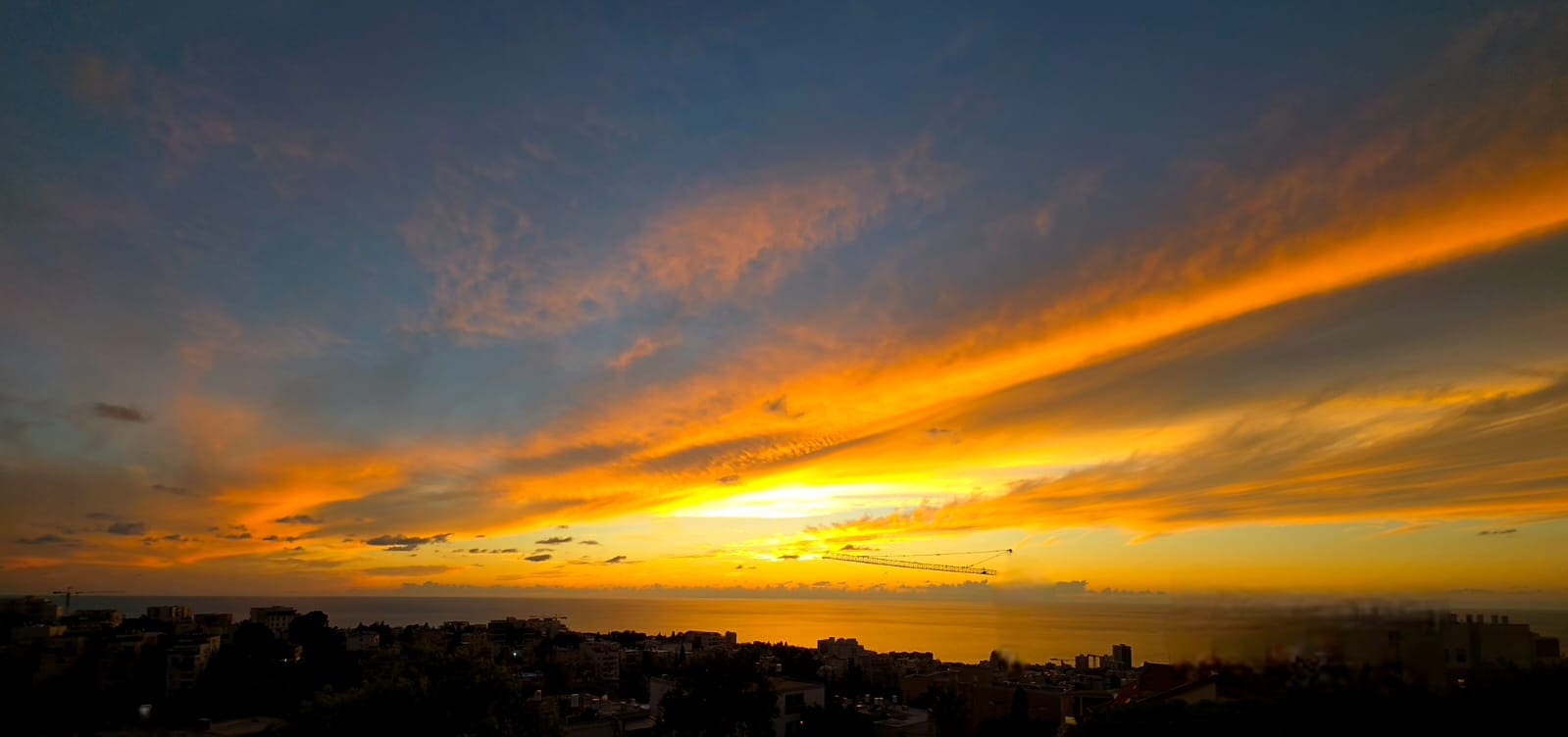 שקיעה מרהיבה בחיפה ביום הזיכרון לקורבנות ה-7 באוקטובר - גם שמי חיפה לא קופחו והצבעים המרהיבים כיסו את שנינו בעת שקיעה 5/10/26 (צילום: נילי בנו)