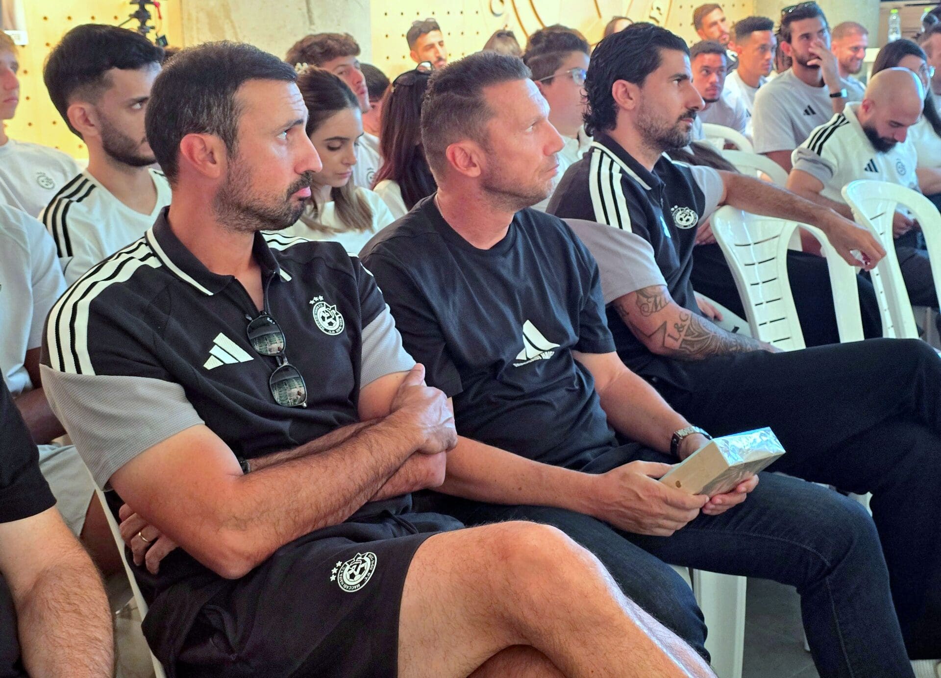 ביום של דמעות, זיכרון וגבורה ציינה מכבי חיפה עמותת שלוש שנים לאירועי ה־7 באוקטובר ומלחמת "חרבות ברזל" בחיפה (צילום: מכבי חיפה, האתר הרשמי).