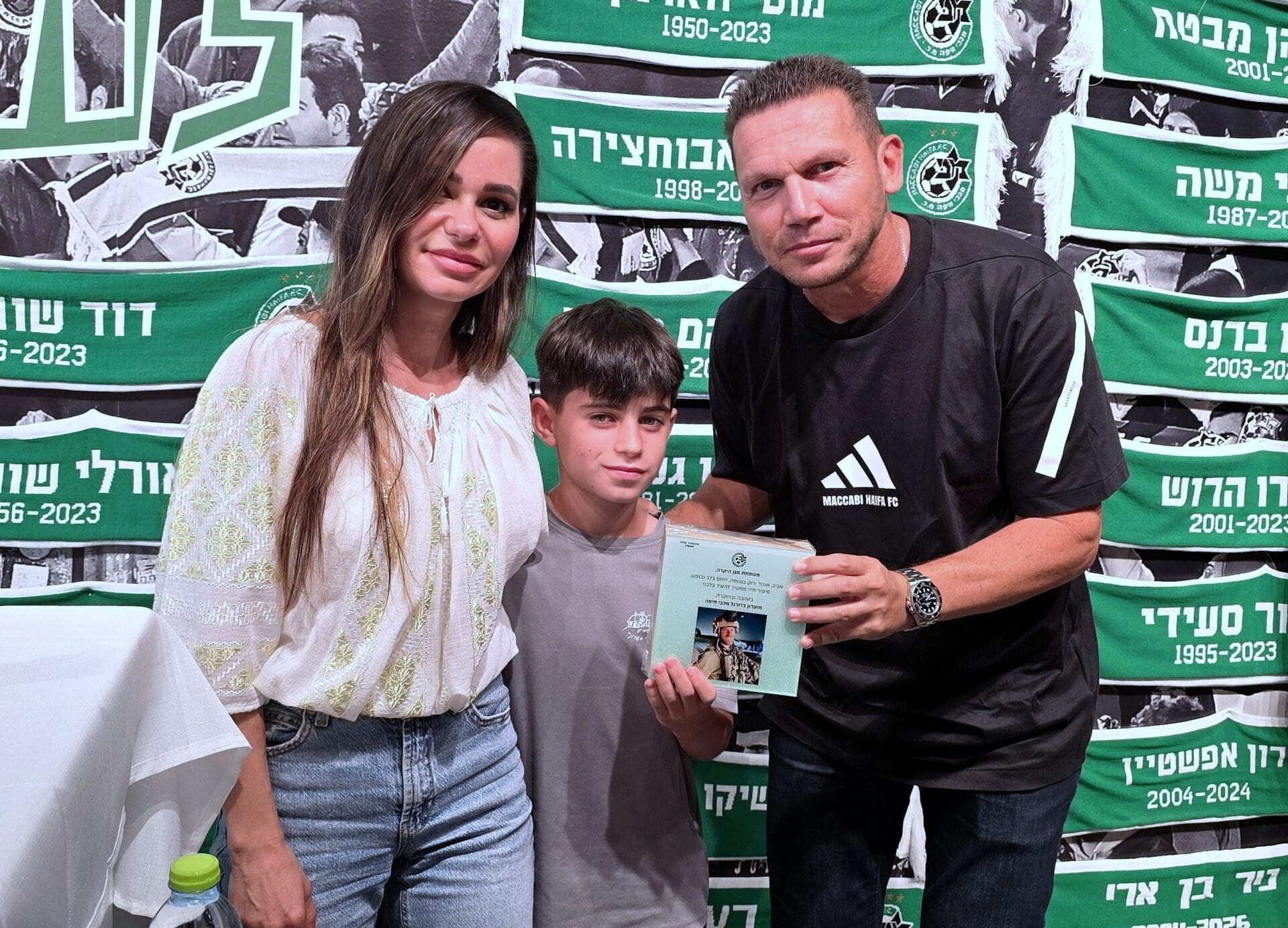 ביום של דמעות, זיכרון וגבורה ציינה מכבי חיפה עמותת שלוש שנים לאירועי ה־7 באוקטובר ומלחמת "חרבות ברזל" בחיפה (צילום: מכבי חיפה, האתר הרשמי).