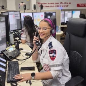 חובשת מד"א סייעה בשלוש לידות בלילה אחד שלוש נקודות אור: חובשת מד״א סייעה בשלוש לידות בלילה אחד 7/10/26 (צילום: דוברות מד״א)