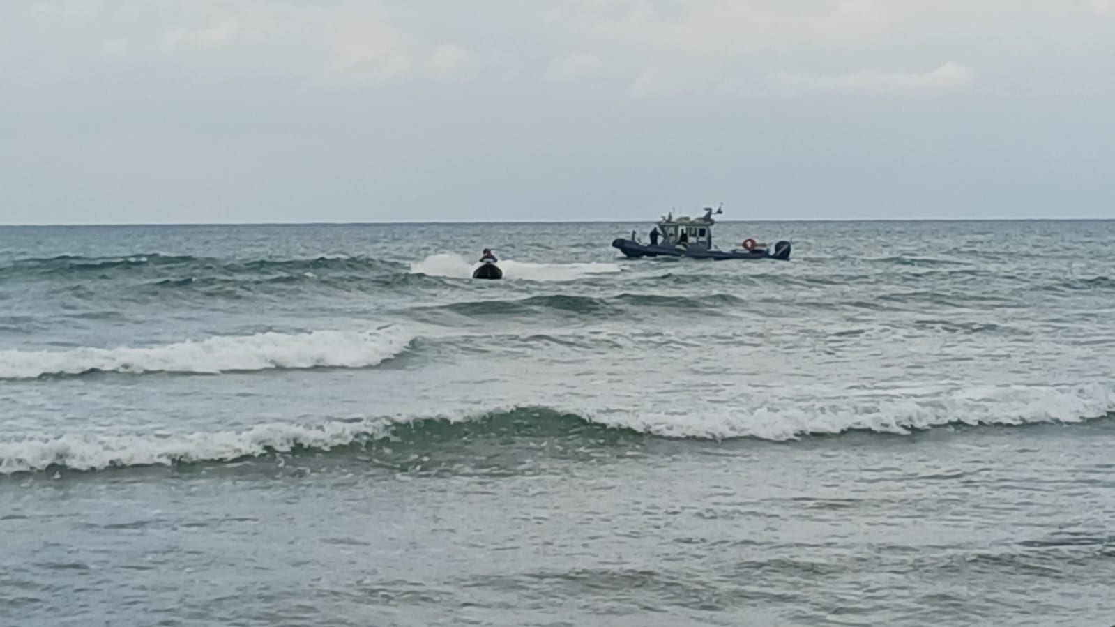 שורת הצלות בחופי חיפה: גולשי קייט ואישה חולצו מהים 8/10/26 (צילום: דוברות עיריית חיפה)