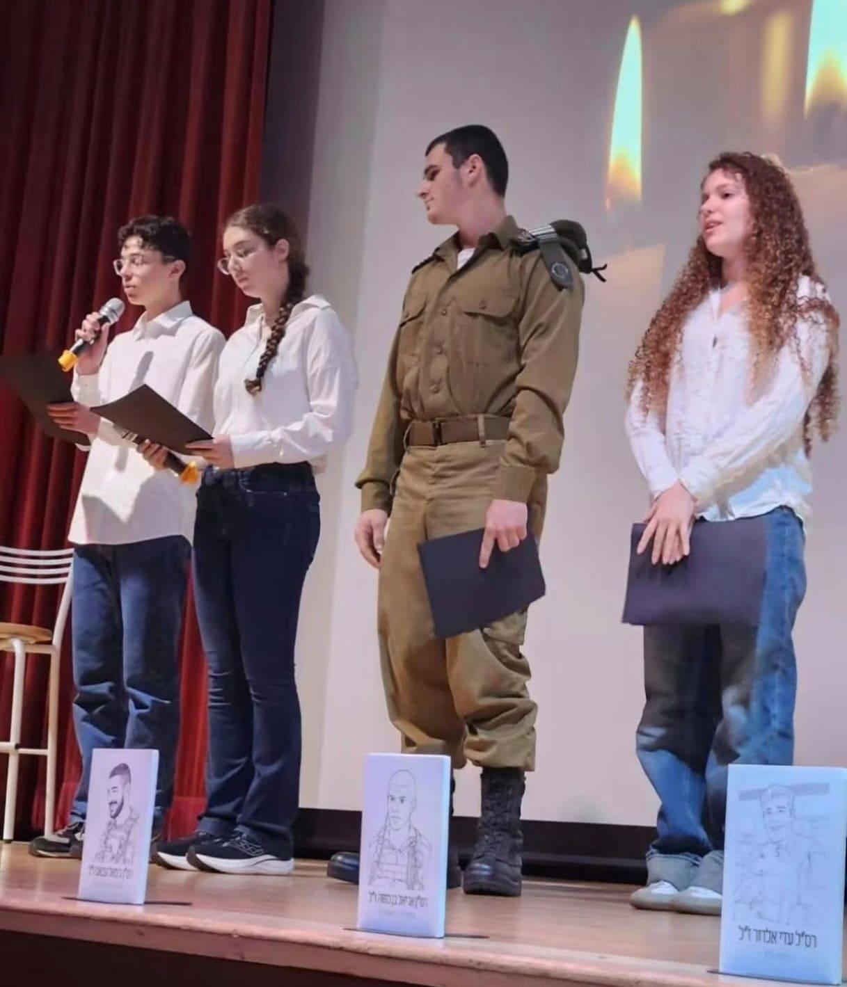אחים שכולים ותלמידים שאיבדו את אביהם בלחימה, טקס בבי"ס הריאלי העברי. (צילום: באדיבות בי"ס הריאלי)