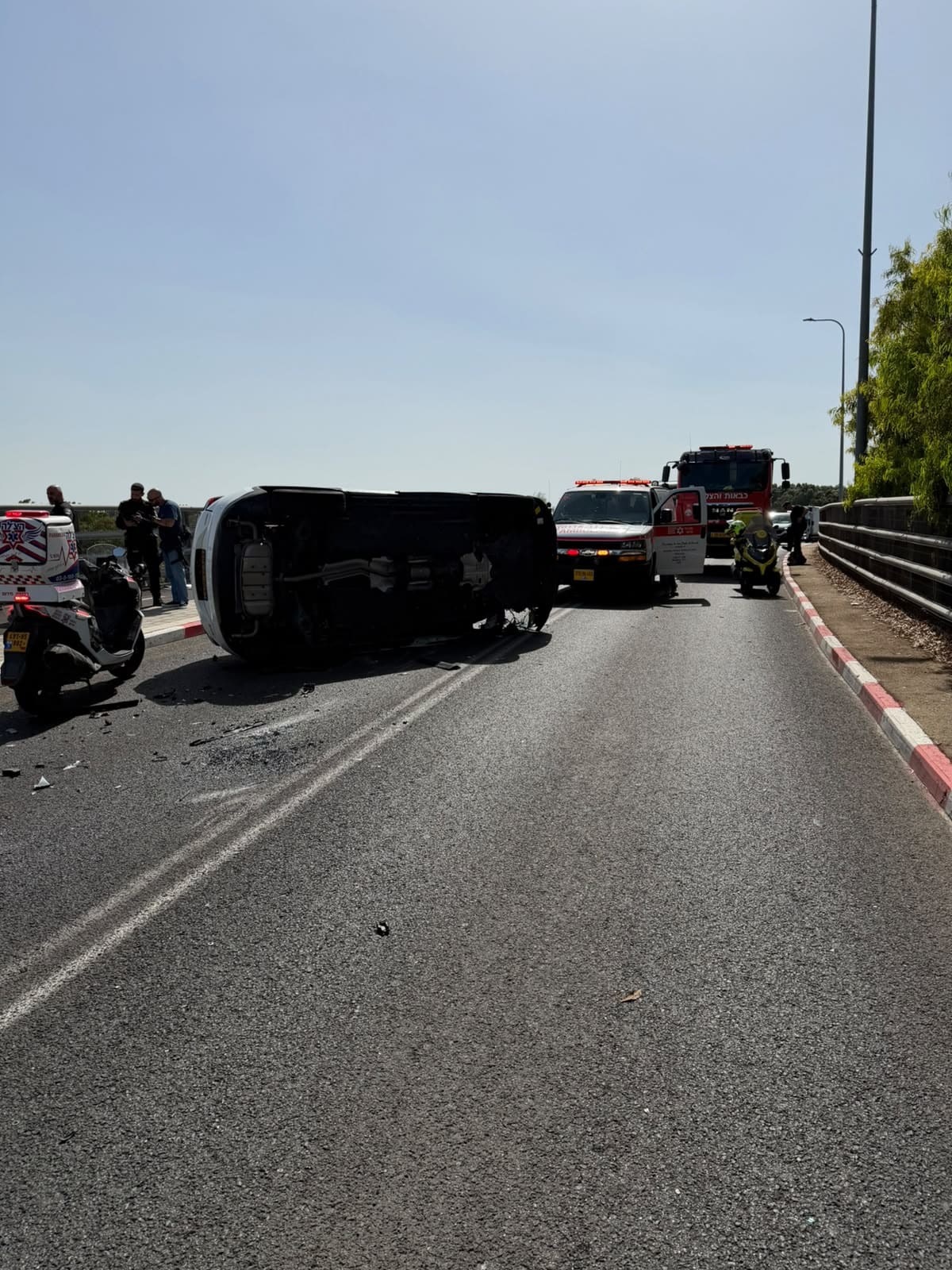 תאונה קשה בחיפה: רכב התהפך, נהג חולץ כשהוא לכוד 8/10/26 (צילום: דוברות מד״א, דוברות כבאות והצלה לישראל | מחוז חוף)