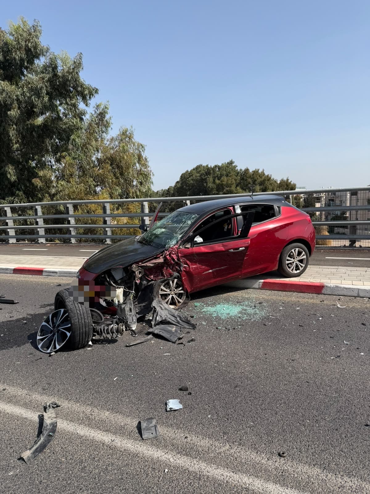 תאונה קשה בחיפה: רכב התהפך, נהג חולץ כשהוא לכוד 8/10/26 (צילום: דוברות מד״א, דוברות כבאות והצלה לישראל | מחוז חוף)