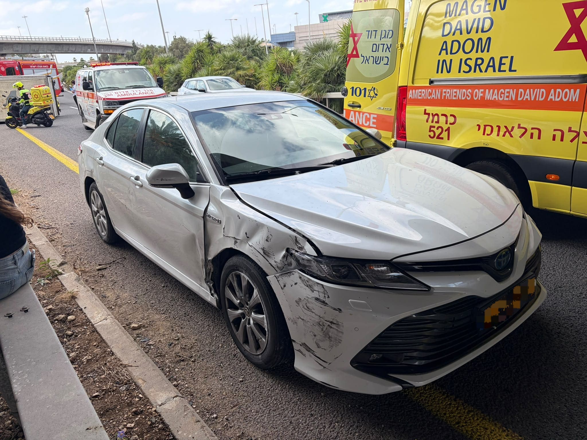 משאית התהפכה בכביש 2 סמוך לחיפה – נהג חולץ במצב בינוני 9/10/26 (צילום: כבאות והצלה לישראל)