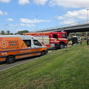 משאית התהפכה בכביש 2 סמוך לחיפה – נהג חולץ במצב בינוני משאית התהפכה בכביש 2 סמוך לחיפה – נהג חולץ במצב בינוני 9/10/26 (צילום: דוברות איחוד הצלה - מחוז צפון)