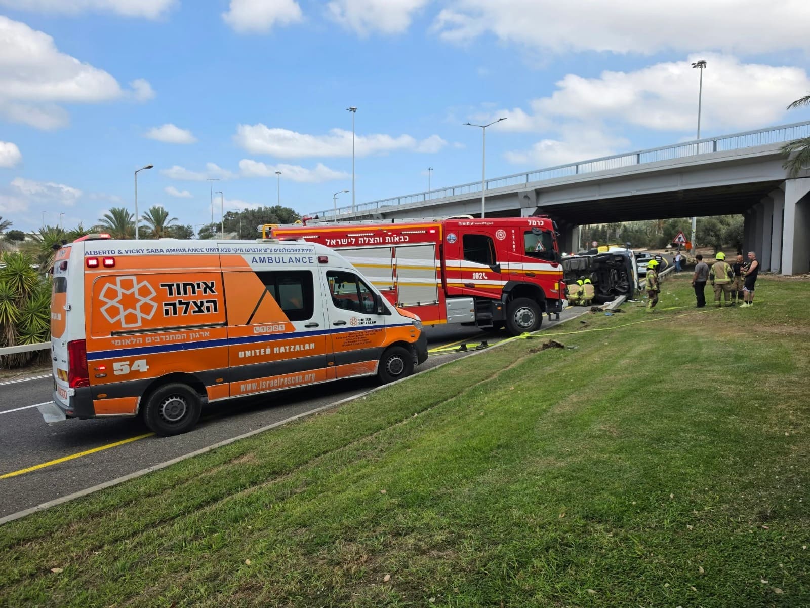 משאית התהפכה בכביש 2 סמוך לחיפה – נהג חולץ במצב בינוני 9/10/26 (צילום: דוברות איחוד הצלה - מחוז צפון)