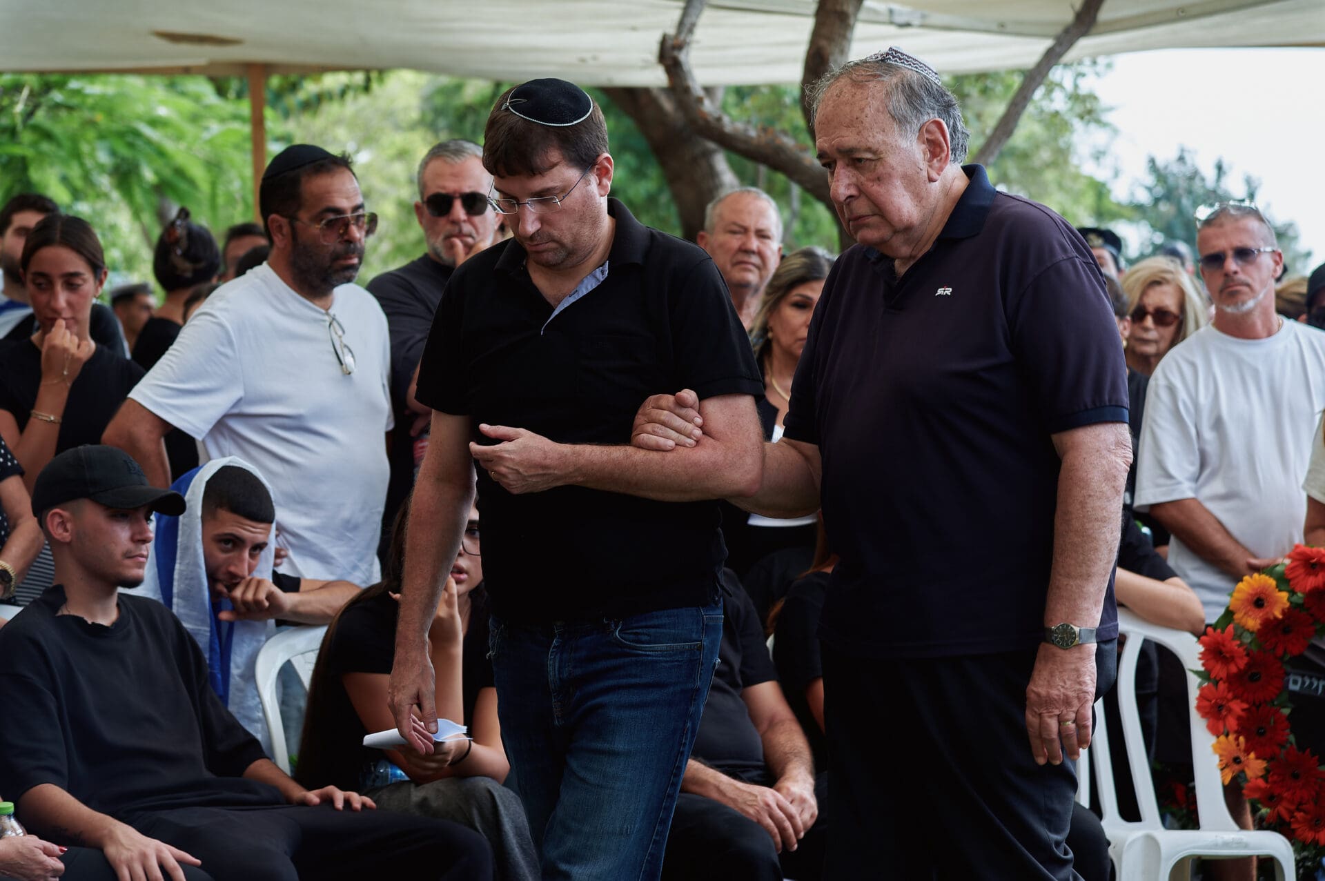 יונה יהב ולצידו פז גליקמן - הלווייתו של סרן אליאב חיים צפלמוס אוקטובר 2026 (צילום: שרון לייבל)