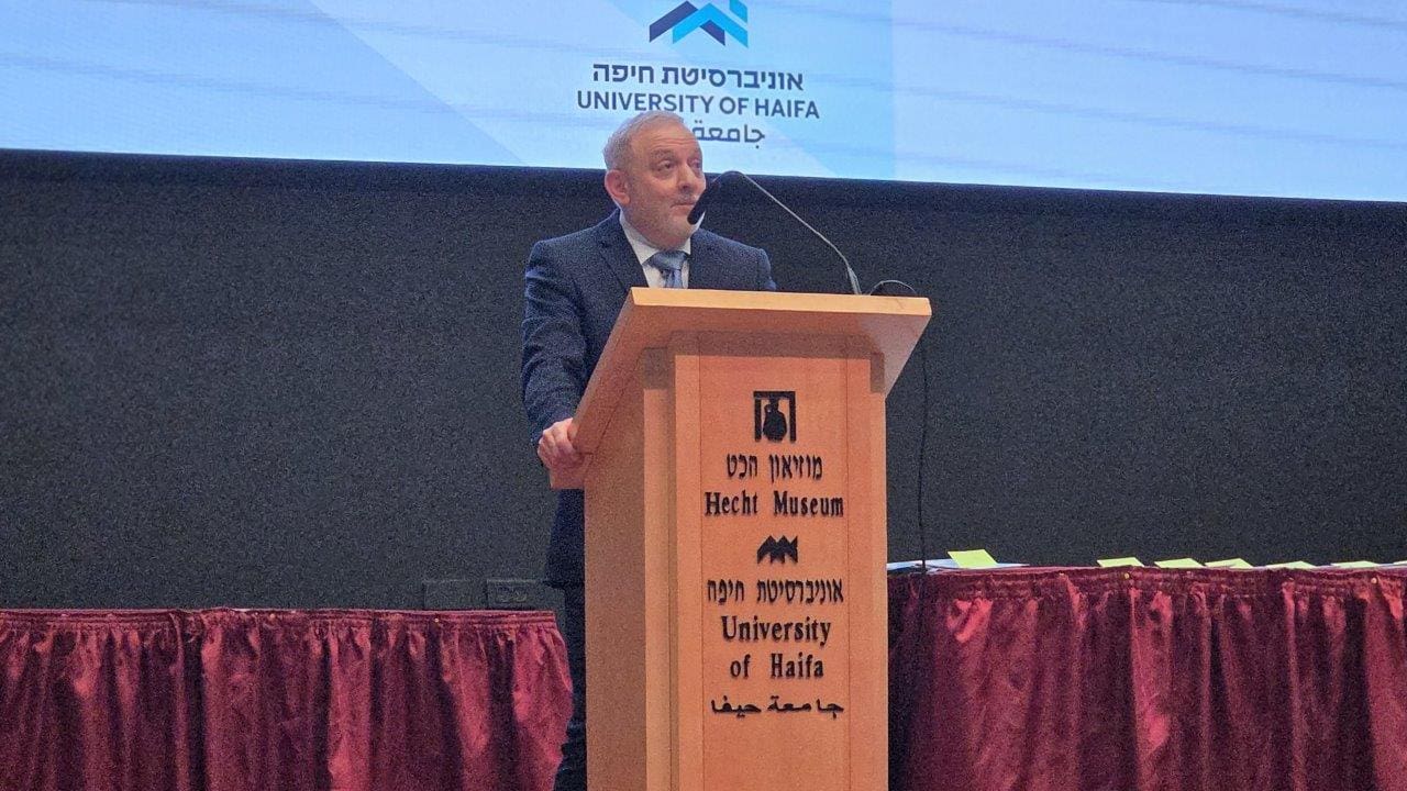 ד"ר מאיר פרייס סגן הדיקן ומנחה הטקס (צילום: אלי דדון)