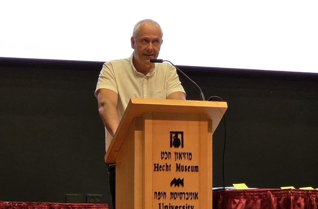 פרופ' אבי גולדברג מנהל ביהח כרמל מברך את הסטודנטים החדשים (צילום: אלי דדון)