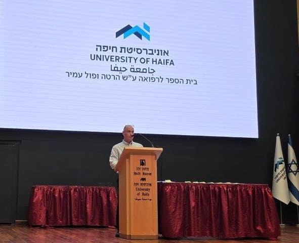 ד"ר ארז ליבל מנהל מחוז חיפה של כללית מברך בטקס (צילום: אלי דדון)