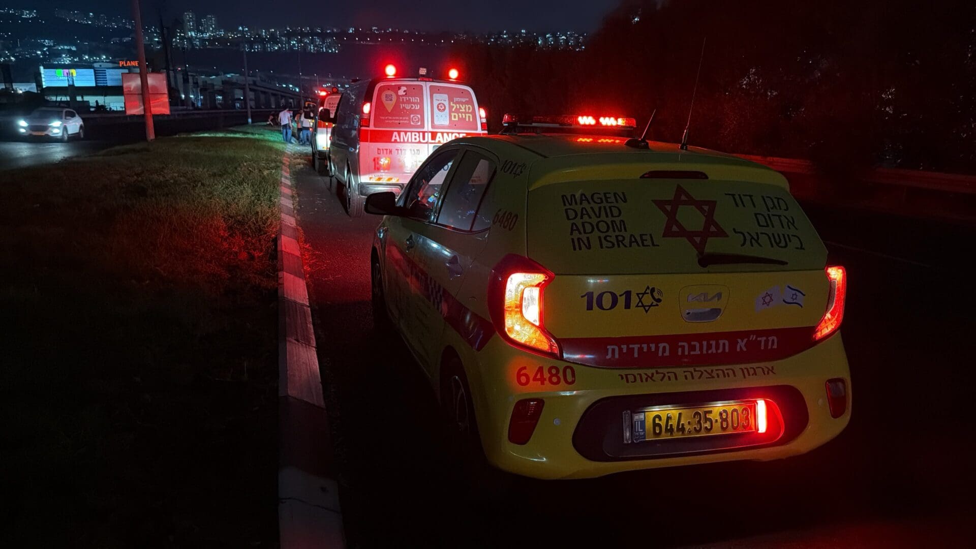 רוכב אופנוע נפצע בתאונה בדרך יגאל ידין בחיפה 11/10/26 (צילום: תיעוד מבצעי מד״א)