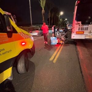 רוכב אופנוע נפצע קשה בתאונה עם אוטובוס בשדרות ההגנה בחיפה 11/10/26 (צילום: תיעוד מבצעי מד״א)
