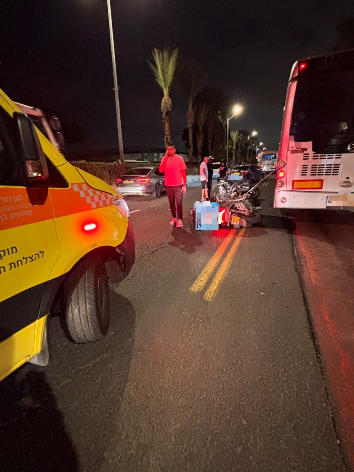 רוכב אופנוע נפצע קשה בתאונה עם אוטובוס בשדרות ההגנה בחיפה 11/10/26 (צילום: תיעוד מבצעי מד״א)