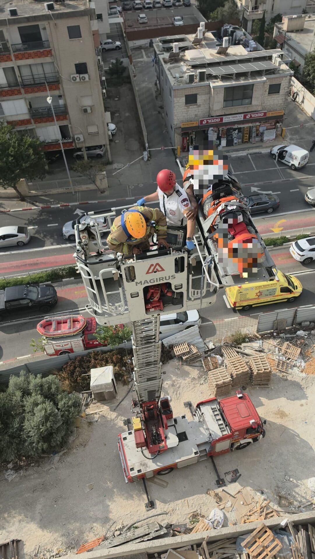 חילוץ מורכב בגובה של פועל שנפצע באתר בנייה בקריית אתא - דוברות כבאות והצלה לישראל | מחוז חוף 12/10/26 (צילום: כבאות והצלה לישראל)