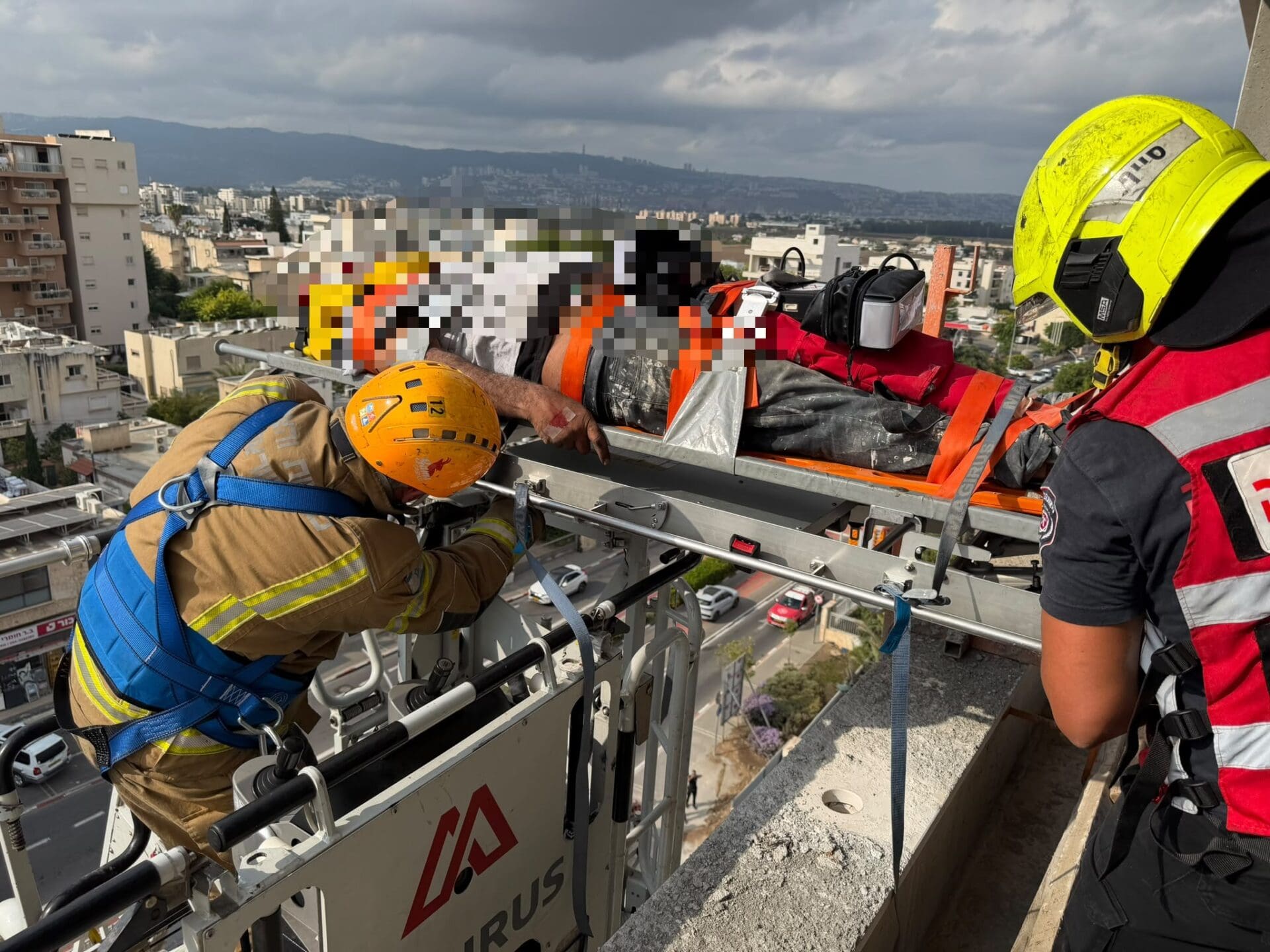 חילוץ מורכב בגובה של פועל שנפצע באתר בנייה בקריית אתא - דוברות כבאות והצלה לישראל | מחוז חוף 12/10/26 (צילום: כבאות והצלה לישראל)