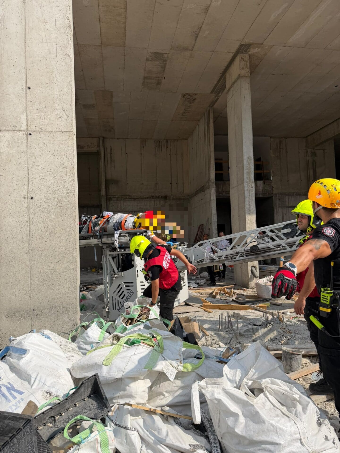 חילוץ מורכב בגובה של פועל שנפצע באתר בנייה בקריית אתא - דוברות כבאות והצלה לישראל | מחוז חוף 12/10/26 (צילום: כבאות והצלה לישראל)