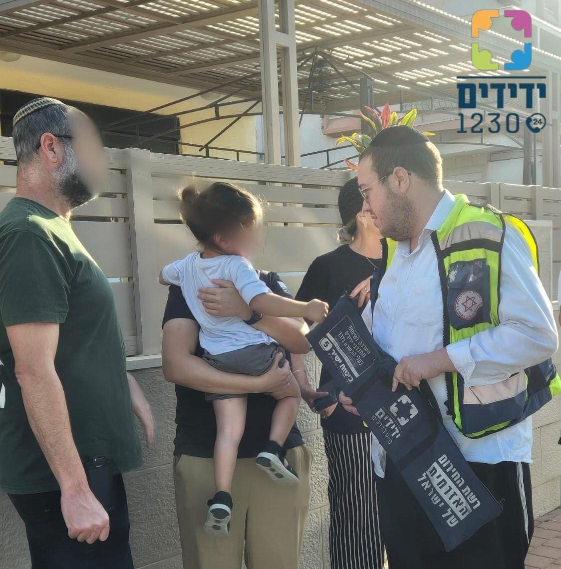 קרית אתא: פעוט ננעל בשגגה ברכב וחולץ בשלום על ידי מתנדבי ידידים (צילום: ידידים)