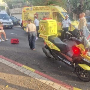 נערה בת 12 נפגעה מרכב ברחוב דניה בחיפה ופונתה במצב קשה 13/10/26 (צילום: תיעוד מבצעי מד״א)